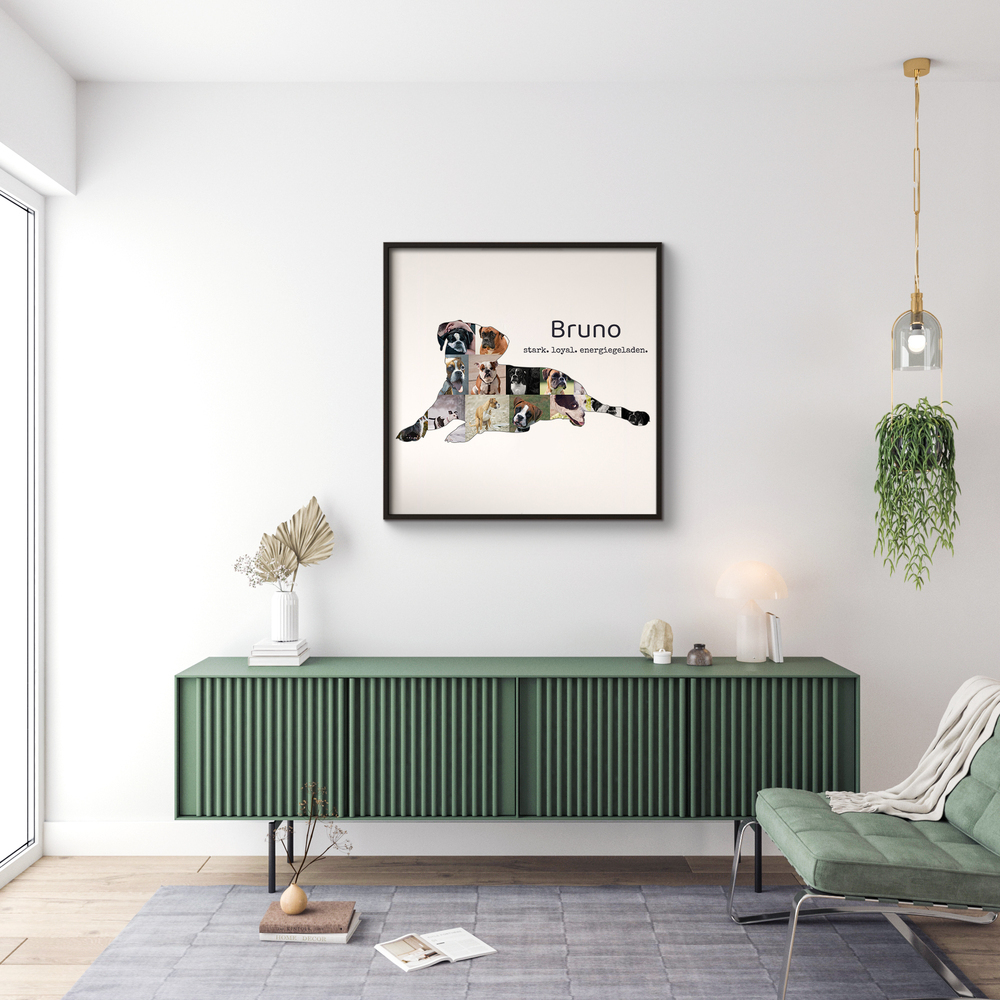 Fotocollage als liegender Boxer mit Namen und Spruch, schwarz gerahmt über einer grünen Kommode im Wohnzimmer