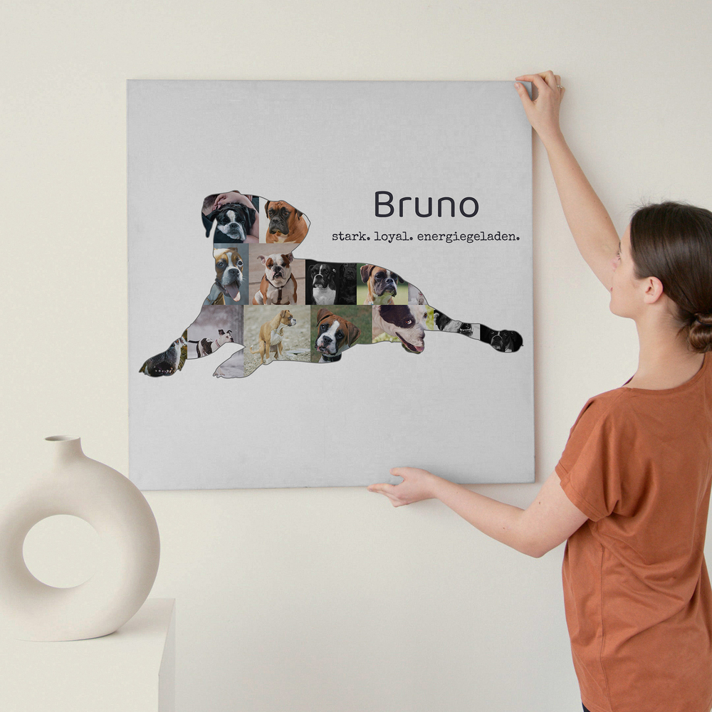 Quadratisches Wandbild mit liegendem Boxer aus Hundefotos, mit Namen und Spruch, an heller Wand neben einer Vase