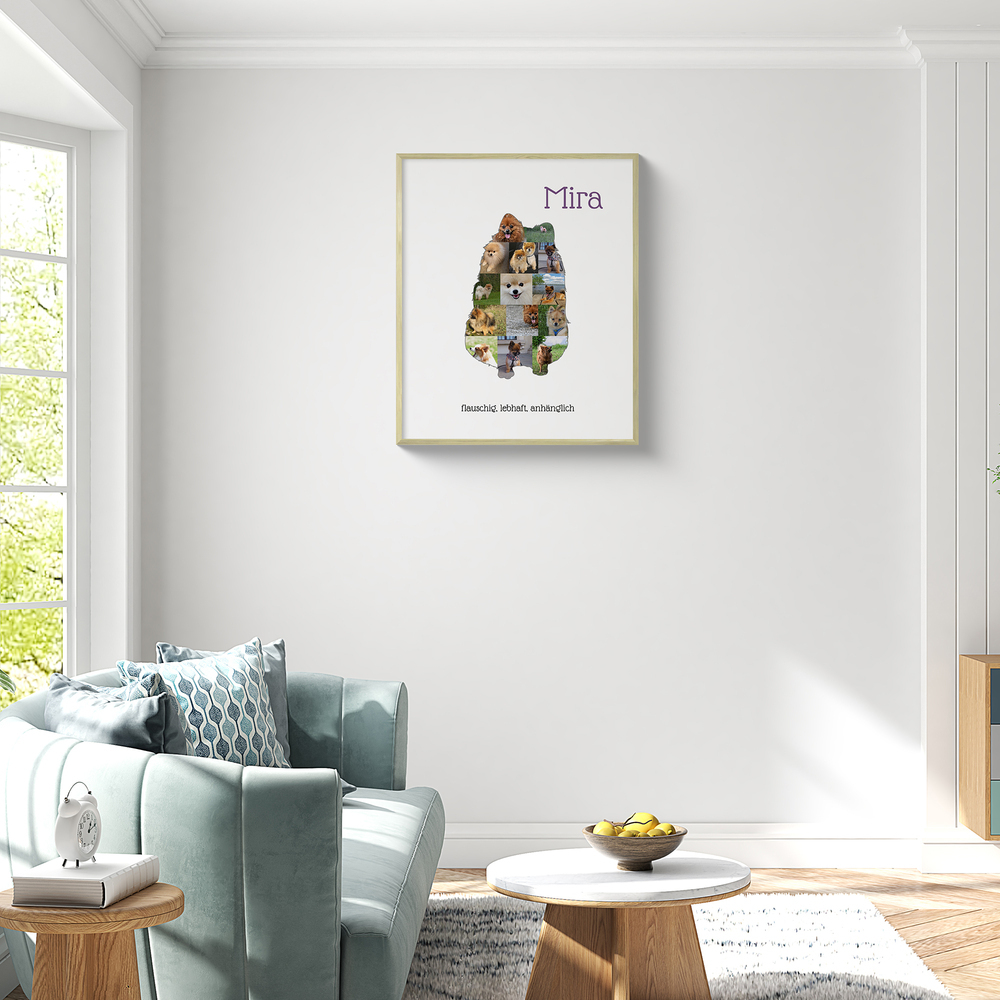 Fotocollage als sitzender Zwergspitz mit Namen und Text im hellen Rahmen an der Wohnzimmerwand