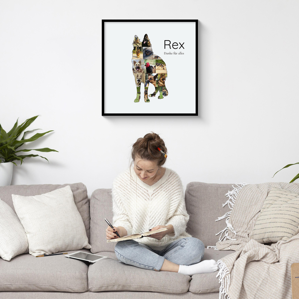 Fotocollage als Deutscher-Schäferhund-Silhouette mit Namen, schwarz gerahmt über dem grauen Sofa