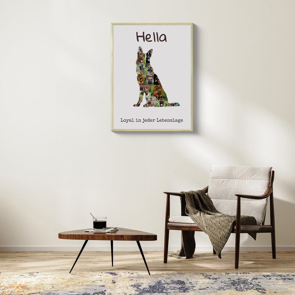 Fotocollage als sitzender Deutscher Schäferhund mit Namen und Spruch, im hellen Rahmen an der Wohnzimmerwand