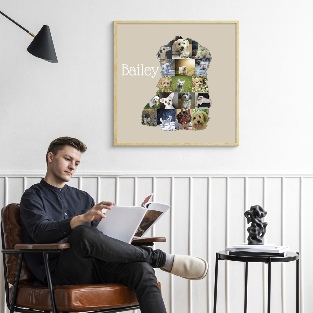 Beige Havaneser-Fotocollage mit Namen im hellen Holzrahmen an der Wohnzimmerwand über einem Ledersessel