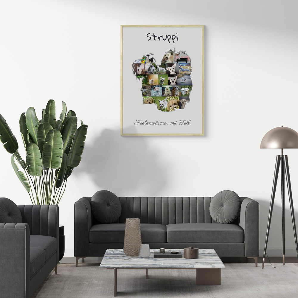 Havaneser-Fotocollage mit Namen und Spruch im hellen Rahmen über dem grauen Sofa im Wohnzimmer