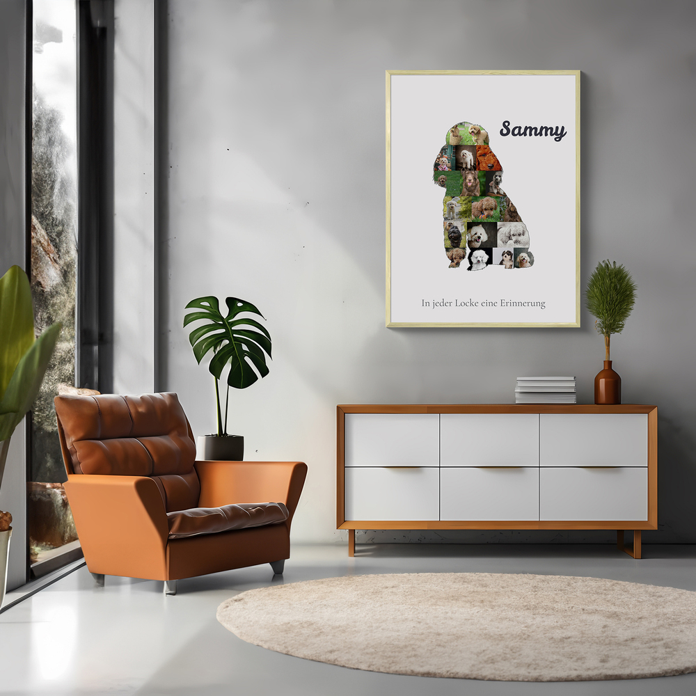 Gerahmte Fotocollage als sitzende Pudelsilhouette mit Namen und Spruch über einer Kommode im Wohnzimmer