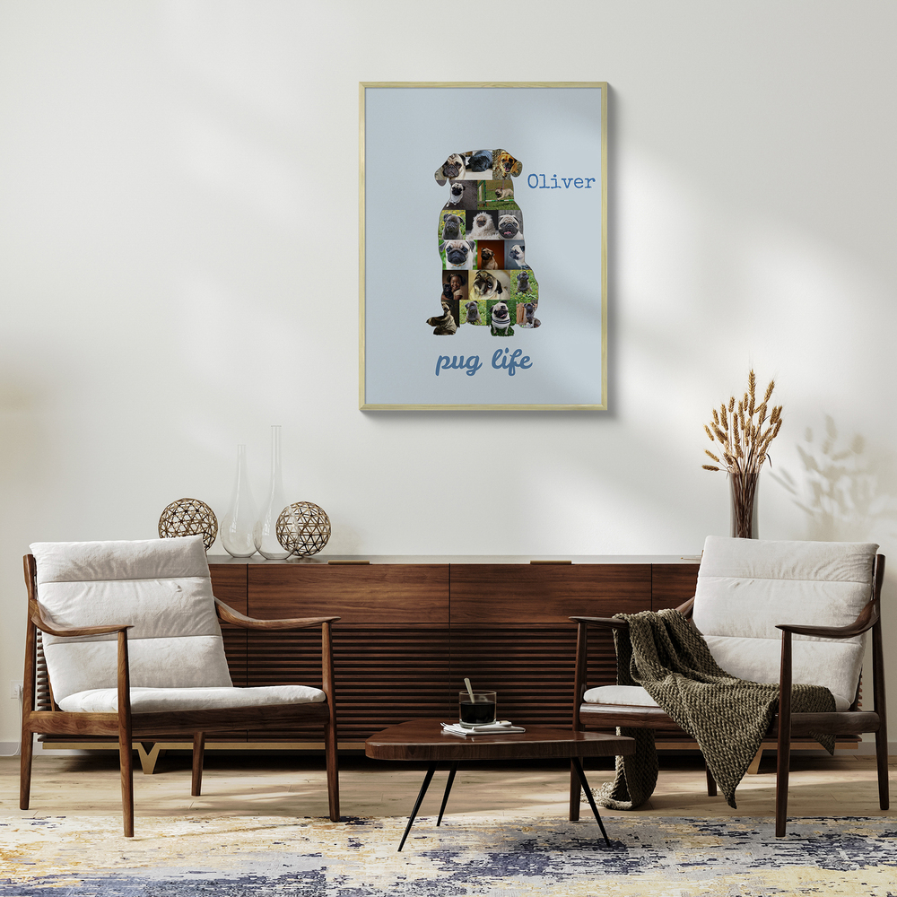 Hellblaue Mops-Fotocollage mit Namen und Spruch im Holzrahmen über einem Sideboard im Wohnzimmer