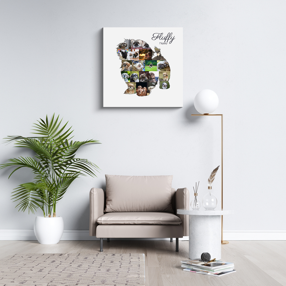 Quadratische Shih-Tzu-Fotocollage mit Namen auf Leinwand über einem Sessel im Wohnzimmer, neben einer Palme