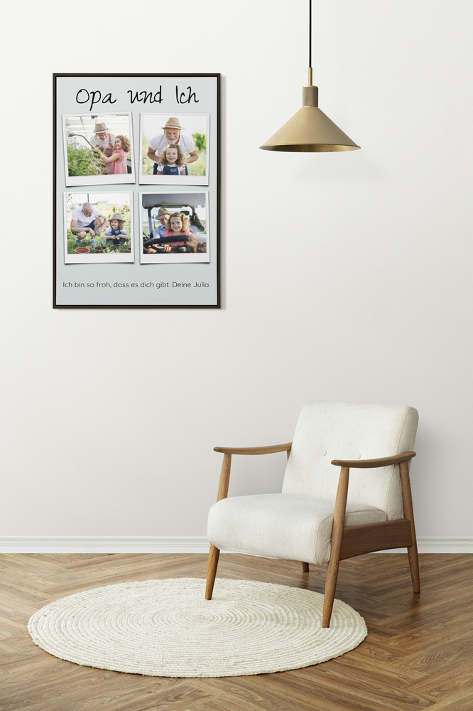 Fotocollage für Opa mit 4 Polaroid-Fotos auf Graublau, schwarz gerahmt an der Wand neben Sessel und Hängelampe