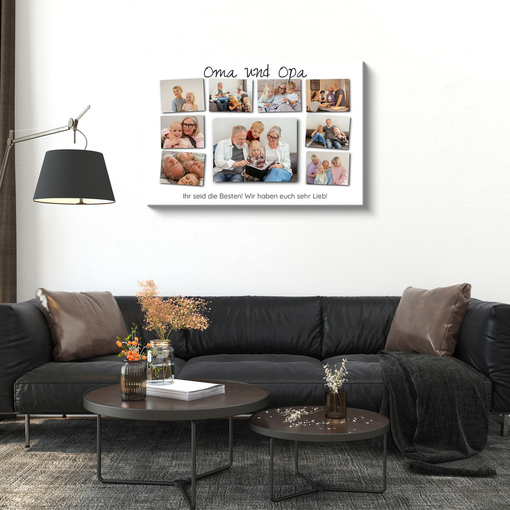 Fotocollage mit Großeltern und Enkeln, großem Mittelfoto und Spruch über einem schwarzen Sofa im Wohnzimmer