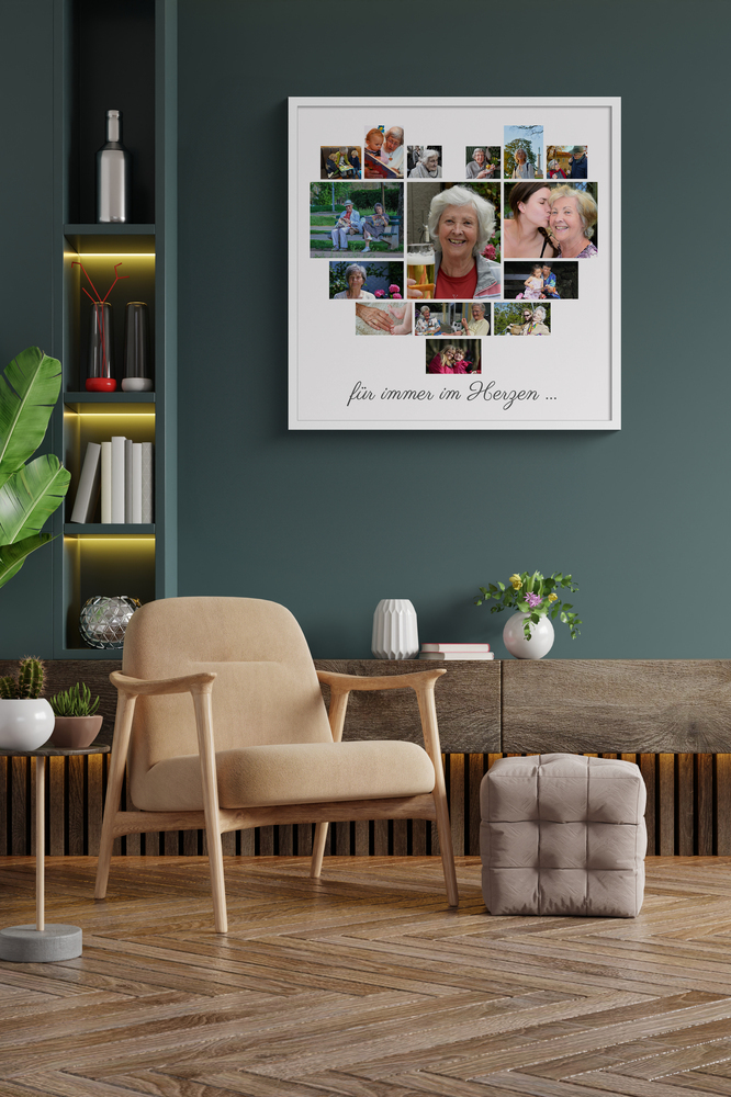 Weiß gerahmtes Herz-Fotocollage-Poster mit Oma-Porträt an dunkelgrüner Wand über einem Schreibtisch