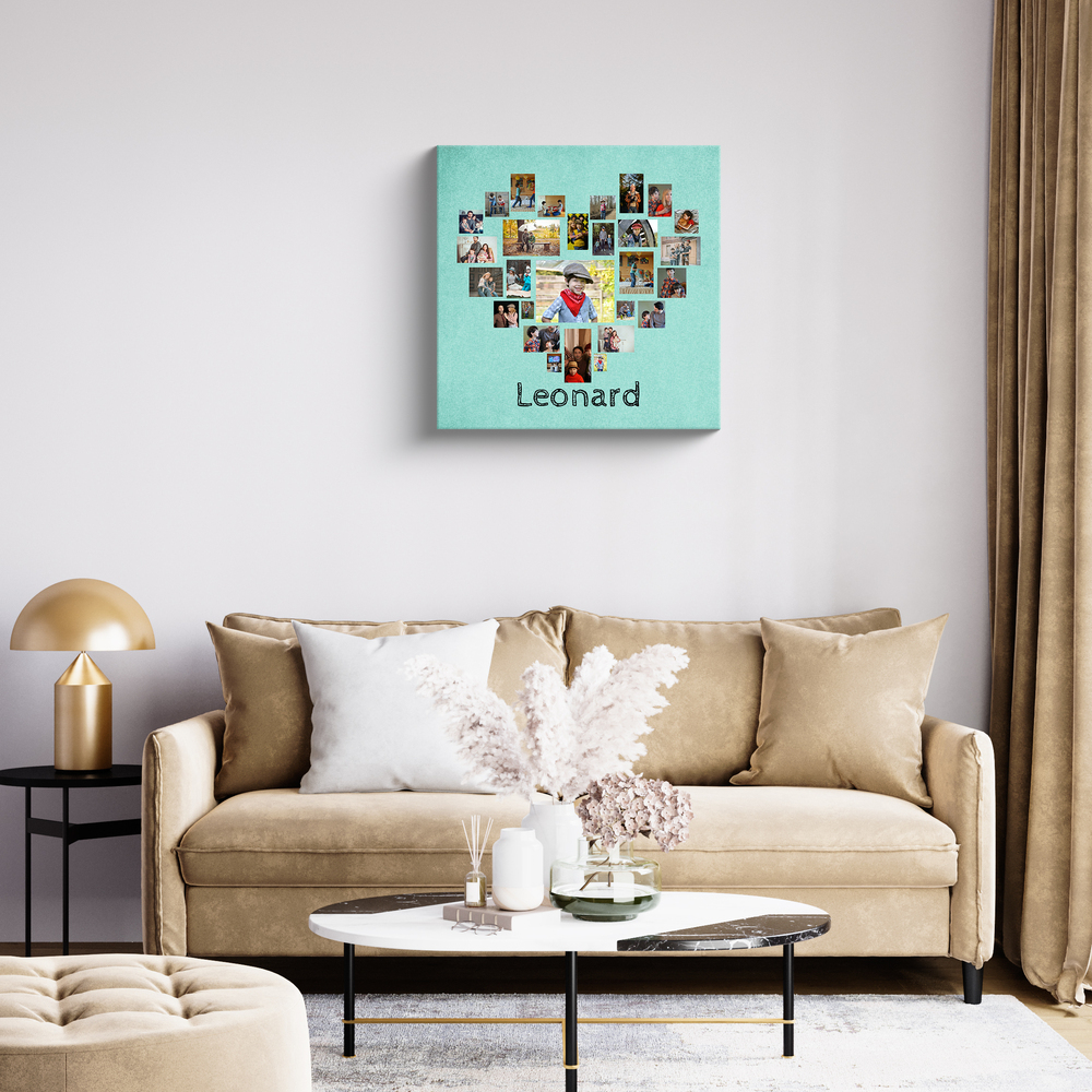 Personalisierte Herz-Fotocollage auf türkisfarbener Leinwand über einem beigen Sofa im Wohnzimmer