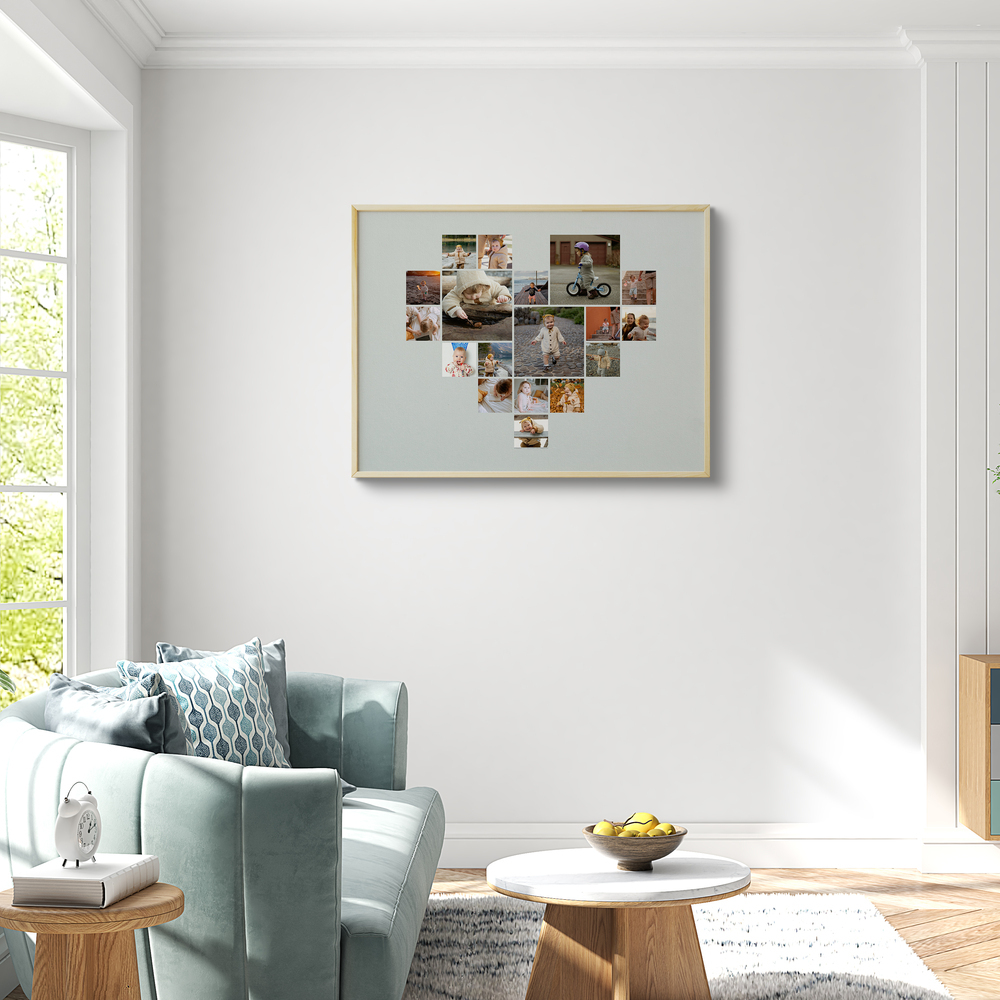Herzcollage aus Kinderfotos im hellen Holzrahmen an der Wand im Wohnzimmer neben einem mintgrünen Sofa