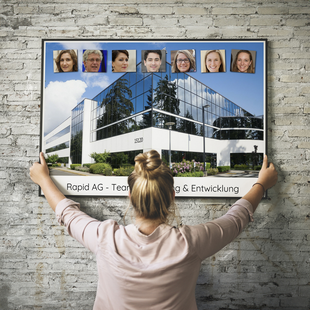 Große Team-Fotocollage mit Glasfassade und Porträtreihe an einer Backsteinwand als Abschiedsgeschenk für Kollegen
