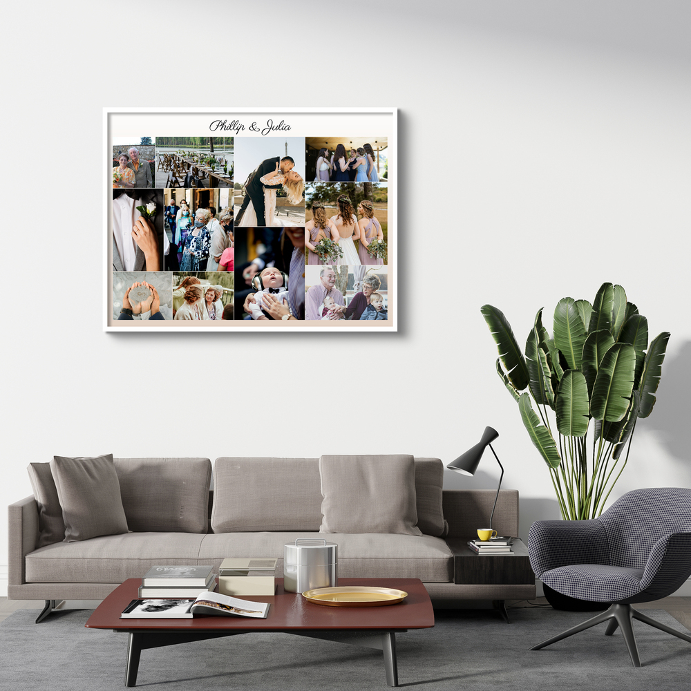Hochzeitscollage mit 11 Fotos und Namen im weißen Rahmen über einem grauen Sofa im Wohnzimmer
