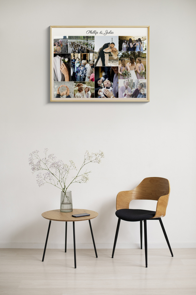Hochzeitscollage mit 11 Fotos und Namen im hellen Holzrahmen an der Wand über Beistelltisch und Stuhl