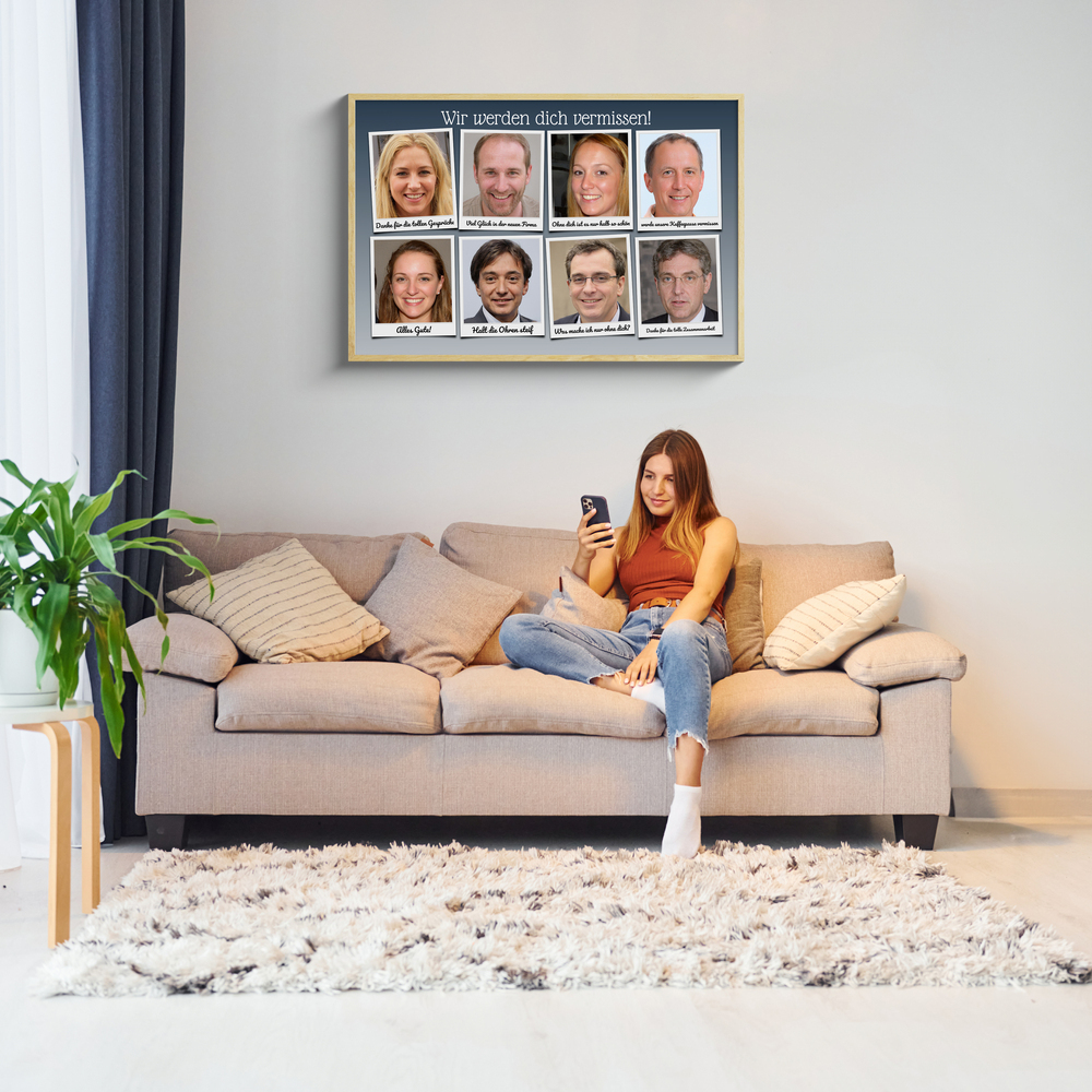 Gerahmte Abschiedscollage mit acht Polaroid-Fotos in zwei Reihen über dem beigen Sofa im Wohnzimmer