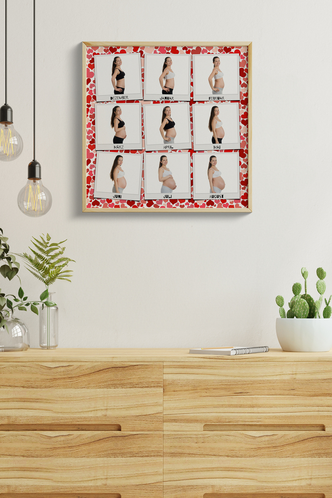 Babybauch-Fotocollage im Naturholzrahmen über einer Kommode, eine persönliche Geschenkidee zur Babyparty