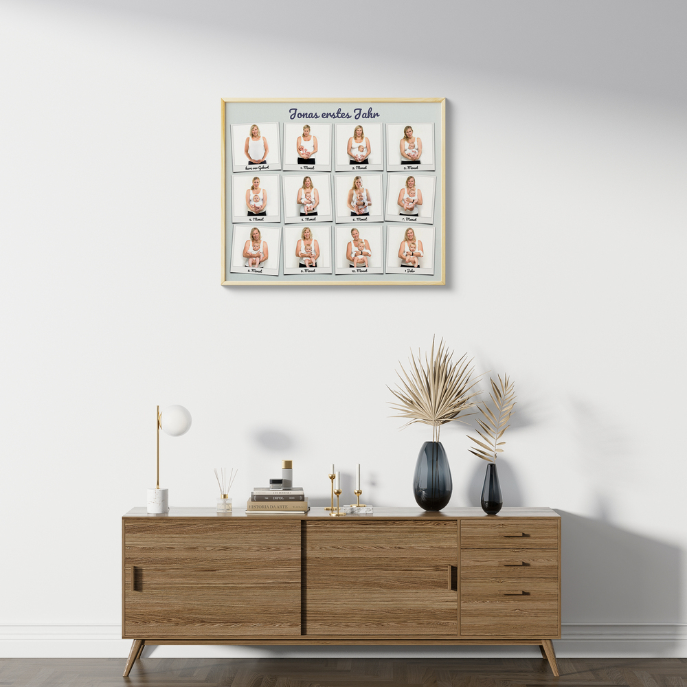 Babycollage mit 12 Fotos im Holzrahmen über einer Kommode, persönliche Geschenkidee zum ersten Geburtstag