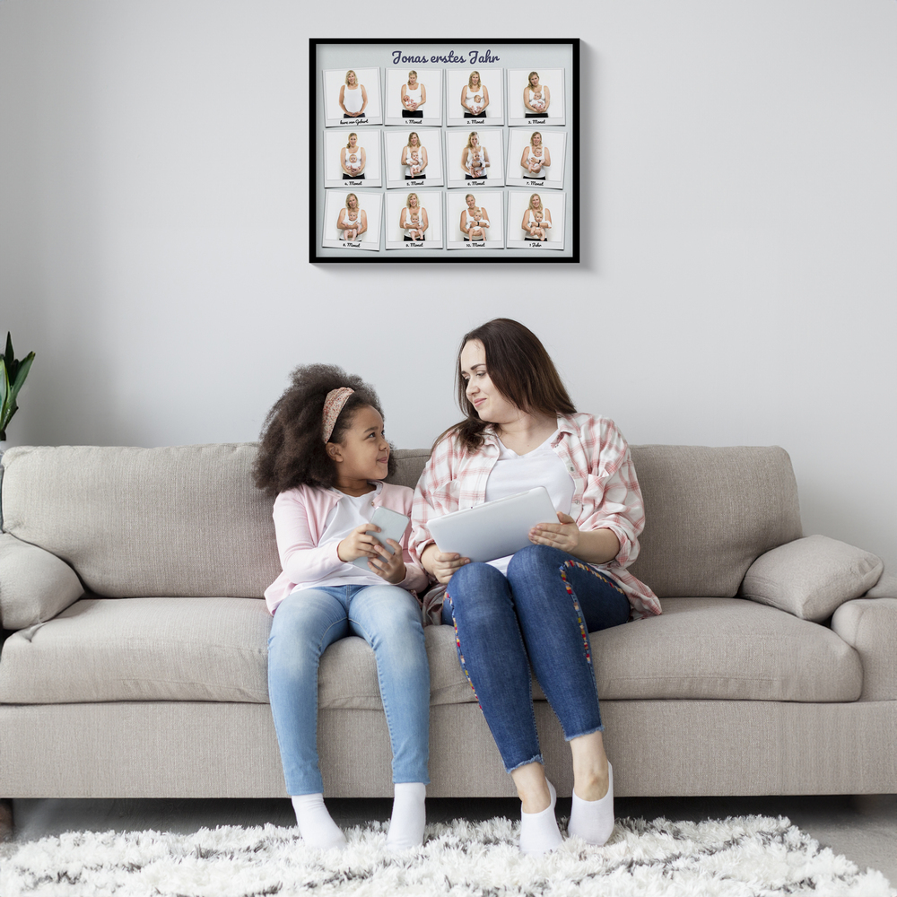 Schwarz gerahmte Babycollage mit Monatsfotos über dem Sofa, Erinnerungsgeschenk für Eltern zum ersten Geburtstag