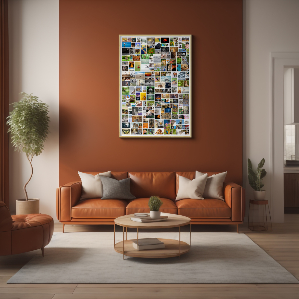 Weiße gerahmte Fotocollage mit vielen unterschiedlich großen Fotos über dem braunen Sofa im Wohnzimmer
