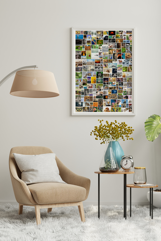 Fotocollage mit vielen kleinen Naturfotos im weißen Rahmen an der Wand neben einem beigen Sessel