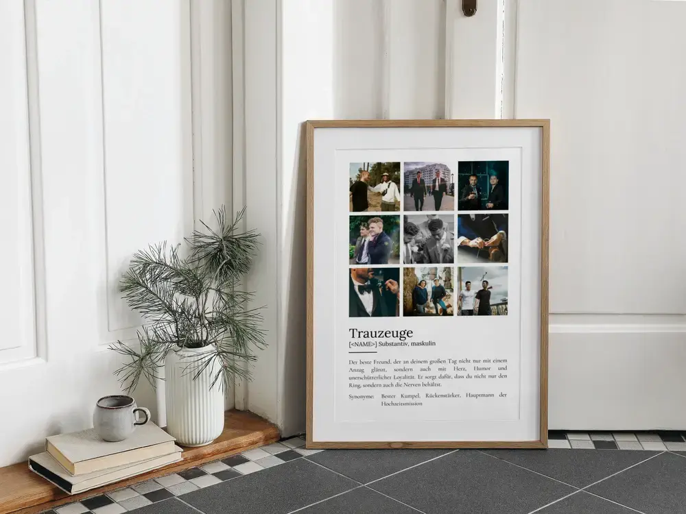 Definitionsposter mit neun Fotos im Holzrahmen, am Boden neben einer Vase, als Geschenk für den Trauzeugen
