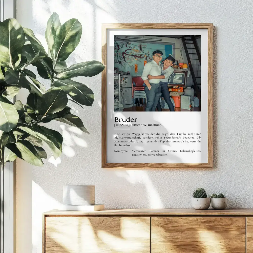 Geschenkidee zum Geburtstag des Bruders: Definitionsposter mit Jugendfoto im Holzrahmen über einer Kommode