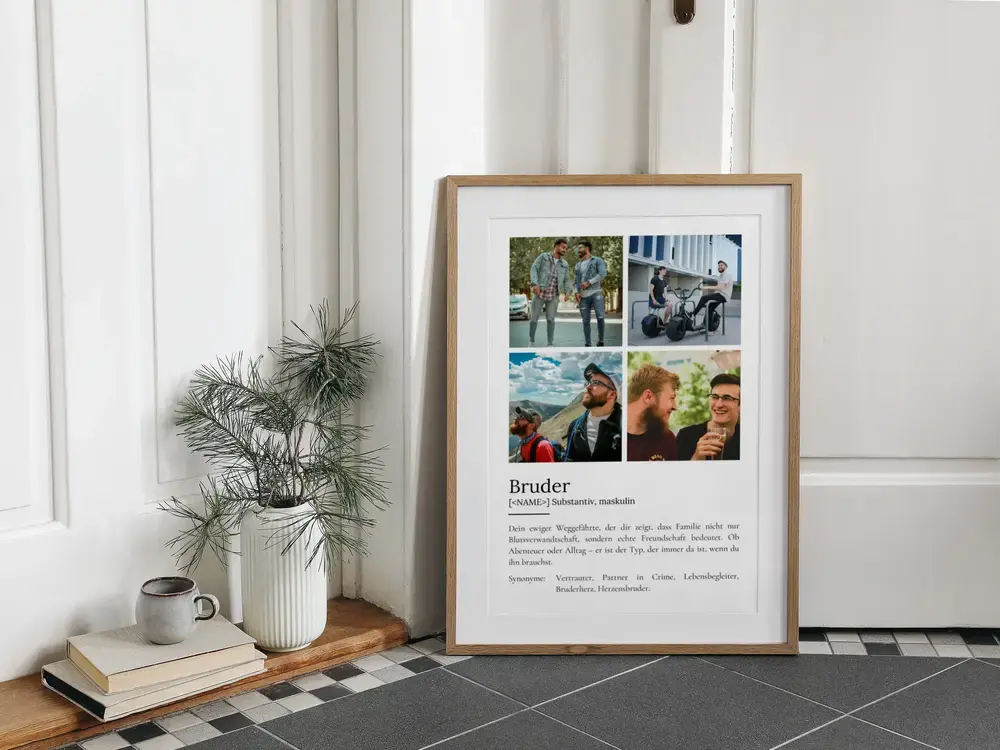Fotoposter als Weihnachtsgeschenk für den Bruder, mit vier Fotos und Definition im Holzrahmen am Boden angelehnt