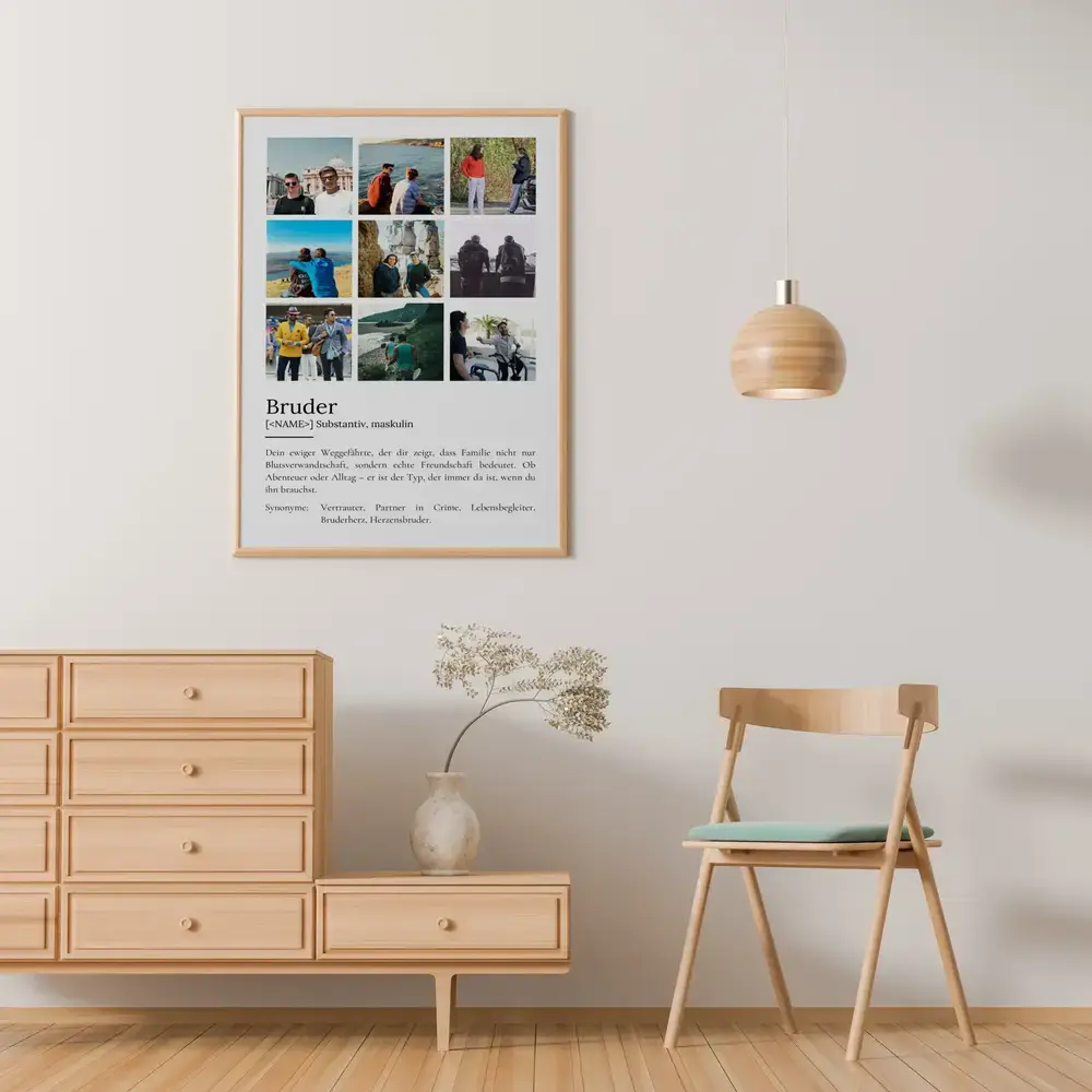 Persönliches Fotogeschenk für den Bruder: Definitionsposter mit neun Fotos im Holzrahmen an der Wand neben einer Hängelampe