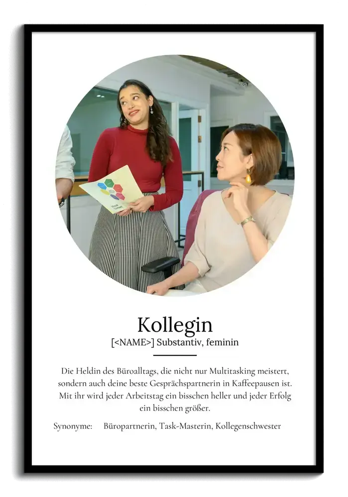Definitionsposter für eine Kollegin mit rundem Teamfoto und Erklärungstext auf Weiß im schwarzen Rahmen