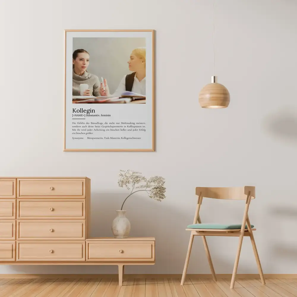Definitionsposter mit Bürofoto im Holzrahmen über einer Kommode als persönliches Geschenk für eine Kollegin