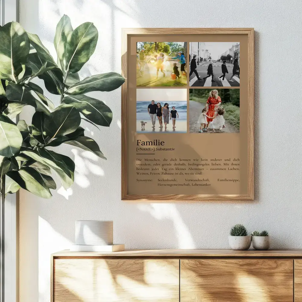 Familien-Definitionsposter mit vier Fotos auf beigem Hintergrund im Holzrahmen über einer Kommode