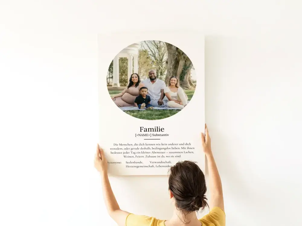 Rahmenloses Familienposter mit rundem Foto und Definition im Wörterbuch-Stil an einer weißen Wand