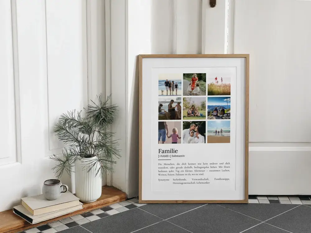 Familien-Definitionsposter mit neun Fotos im Holzrahmen, auf dem Fliesenboden an die Wand gelehnt