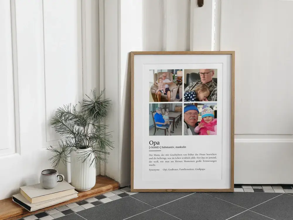 Opa-Definitionsposter mit vier Familienfotos im Holzrahmen, auf dunklem Fliesenboden neben Büchern und Vase