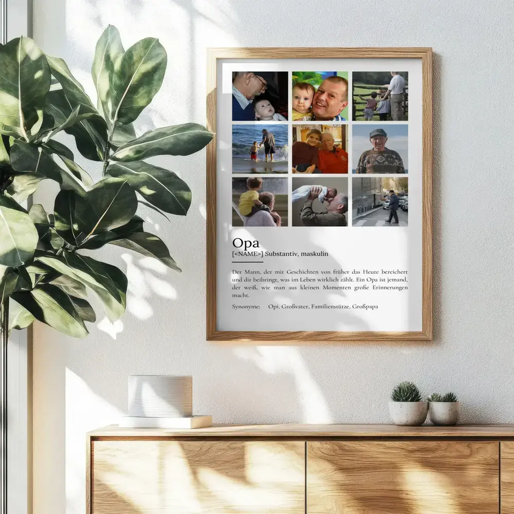 Geschenk für Opa: Definitionsposter mit neun Fotos im Holzrahmen über einem Sideboard neben einer großen Pflanze