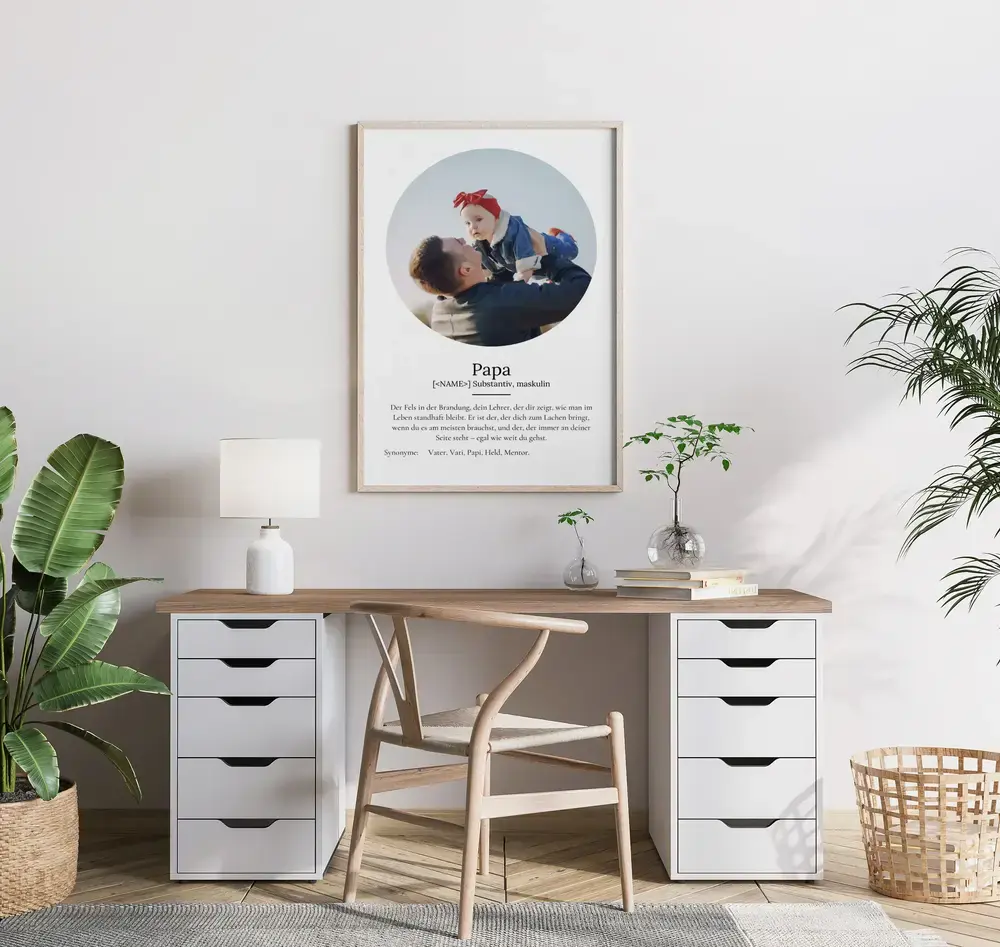 Geschenkidee für Papa: Definitionsposter mit rundem Foto im hellen Holzrahmen über dem Schreibtisch