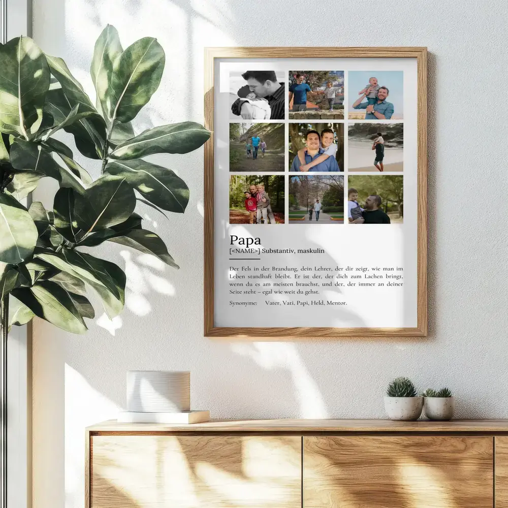 Persönliches Geschenk für Papa: Definitionsposter mit neun Fotos im Holzrahmen über einer Kommode neben einer Pflanze