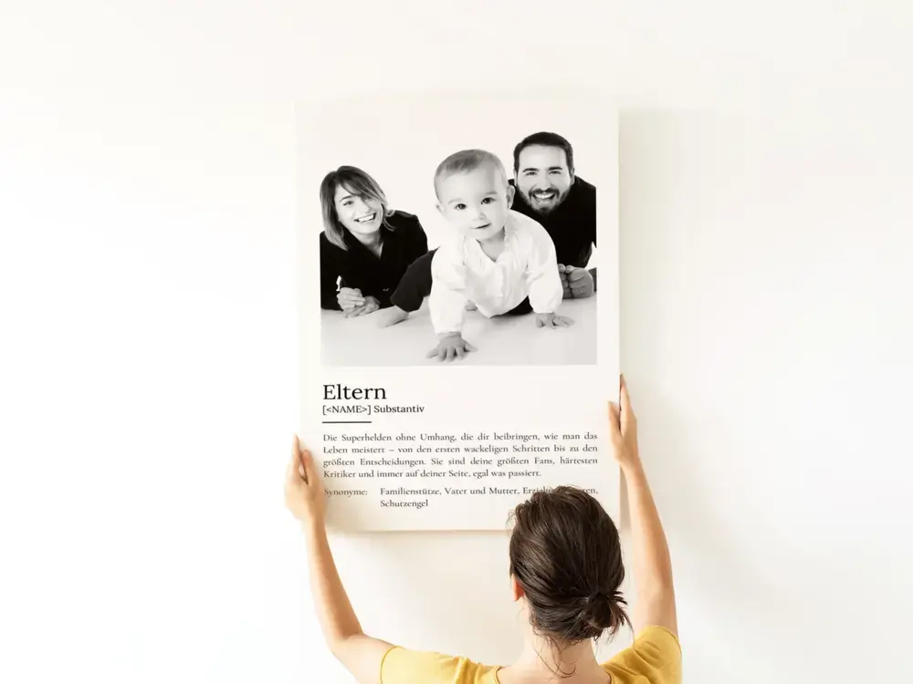 Definitionsposter mit Schwarz-Weiß-Familienfoto an heller Wand, als persönliches Geschenk für Mama und Papa