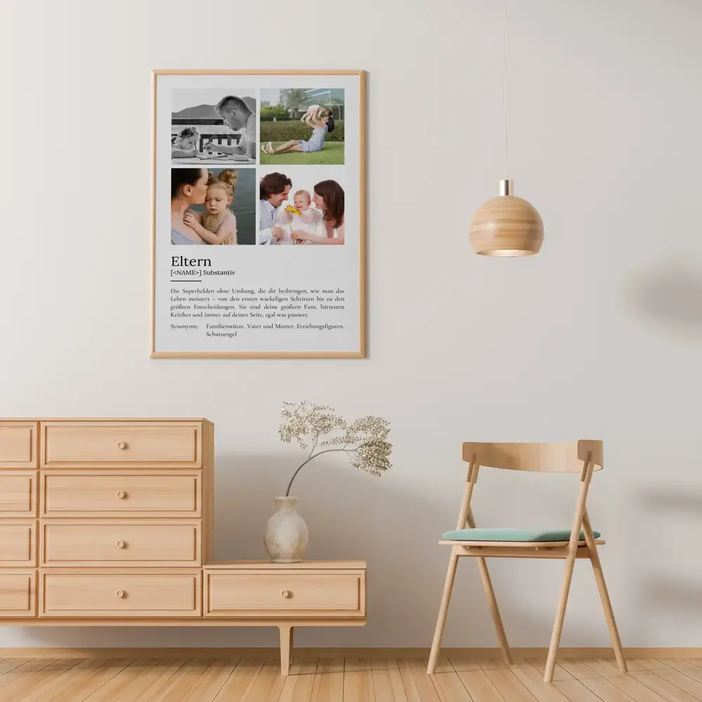Definitionsposter mit vier Familienfotos im Holzrahmen über einer Kommode, persönliche Geschenkidee für Eltern
