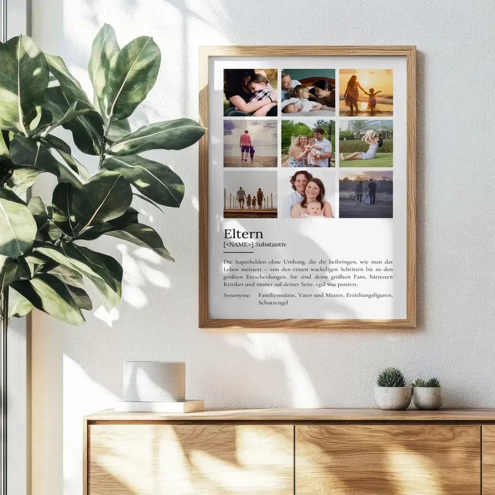Definitionsposter mit neun Familienfotos im Holzrahmen neben einer Pflanze, als Weihnachtsgeschenk für Mama und Papa