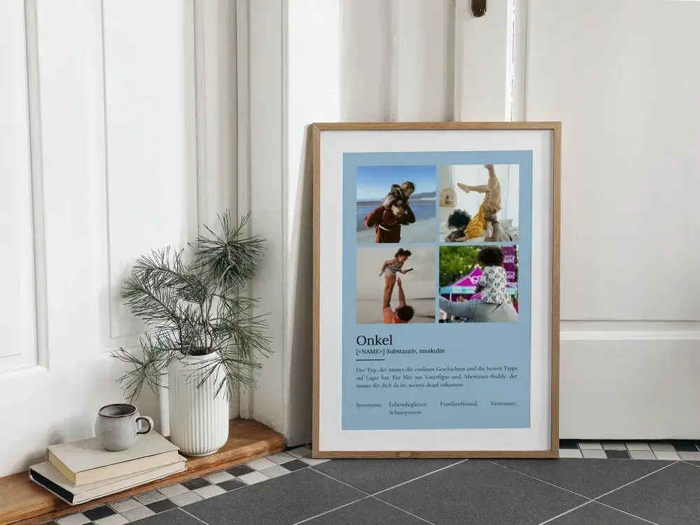 Hellblaues Definitionsposter für den Onkel mit vier Fotos im Holzrahmen, am Boden neben einer Vase