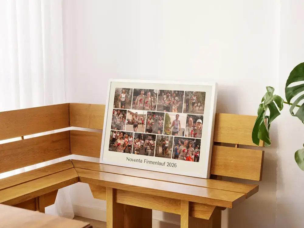 Firmenlauf-Fotocollage mit Teamfotos im weißen Rahmen auf einer Holzbank, eine Geschenkidee für Mitarbeitende