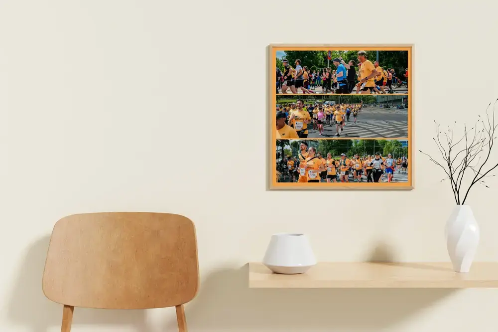 Firmenlauf-Fotocollage mit drei Fotostreifen und orangem Rand an heller Wand neben Holzstuhl und Wandkonsole