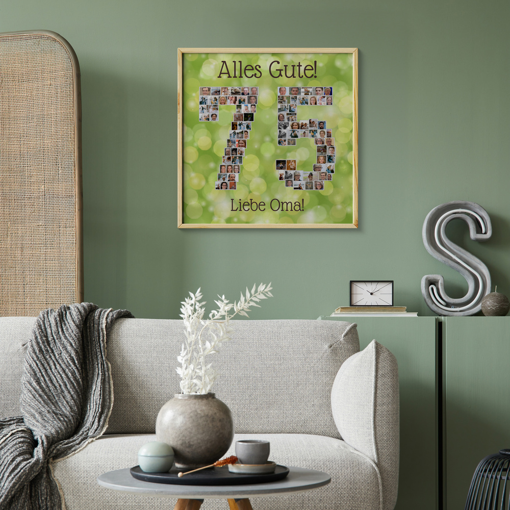 Fotocollage Zahl 75 im hellen Holzrahmen an grüner Wand über dem Sofa, als individuelles Geschenk für Oma
