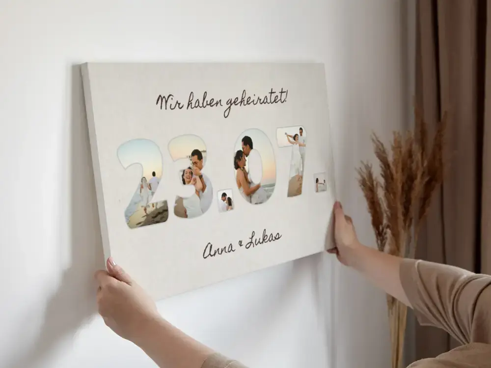 Hochzeitsdatum-Fotocollage mit Namen und großen Fotoziffern auf cremefarbenem Grund an einer hellen Wand