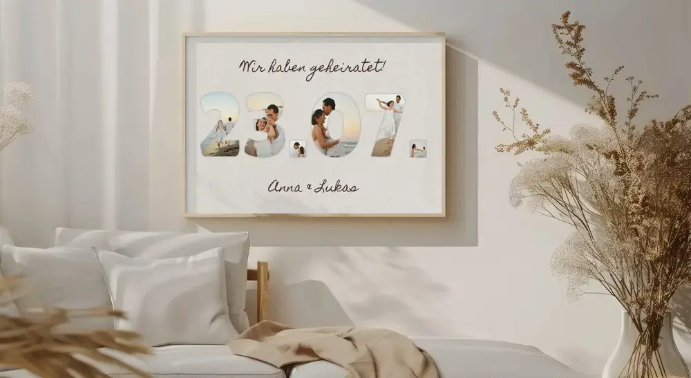 Gerahmte Hochzeitscollage mit Datum aus Fotos und Namen über dem Sofa, neben einer Vase mit Trockenblumen