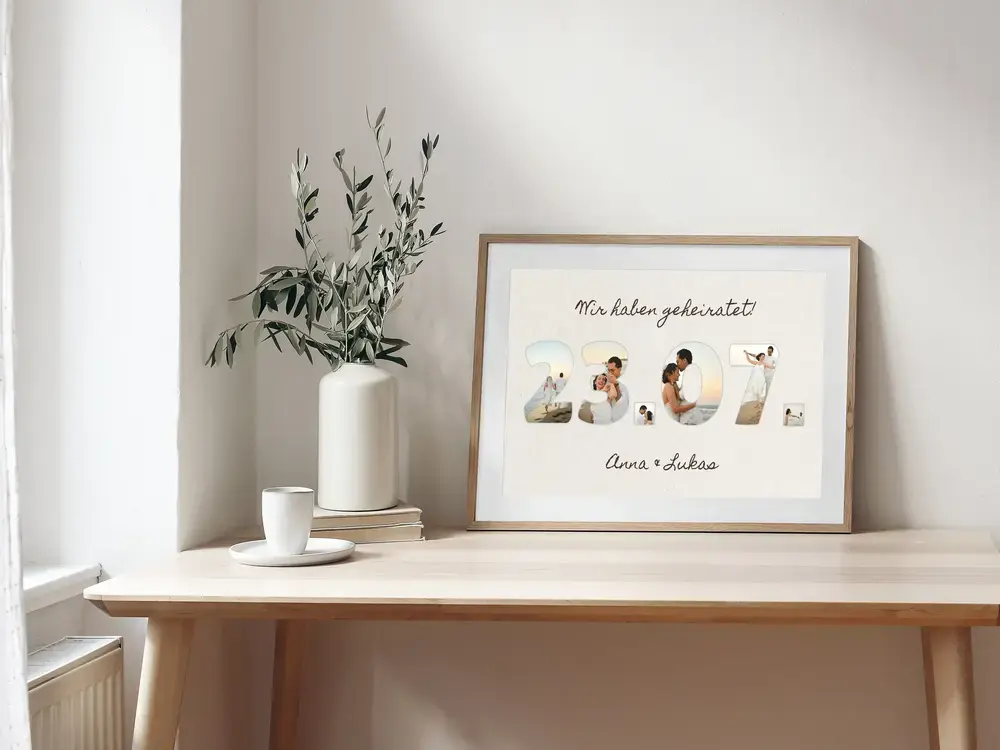 Gerahmte Hochzeitscollage mit Datum aus Fotos auf dem Schreibtisch, ein persönliches Hochzeitsgeschenk