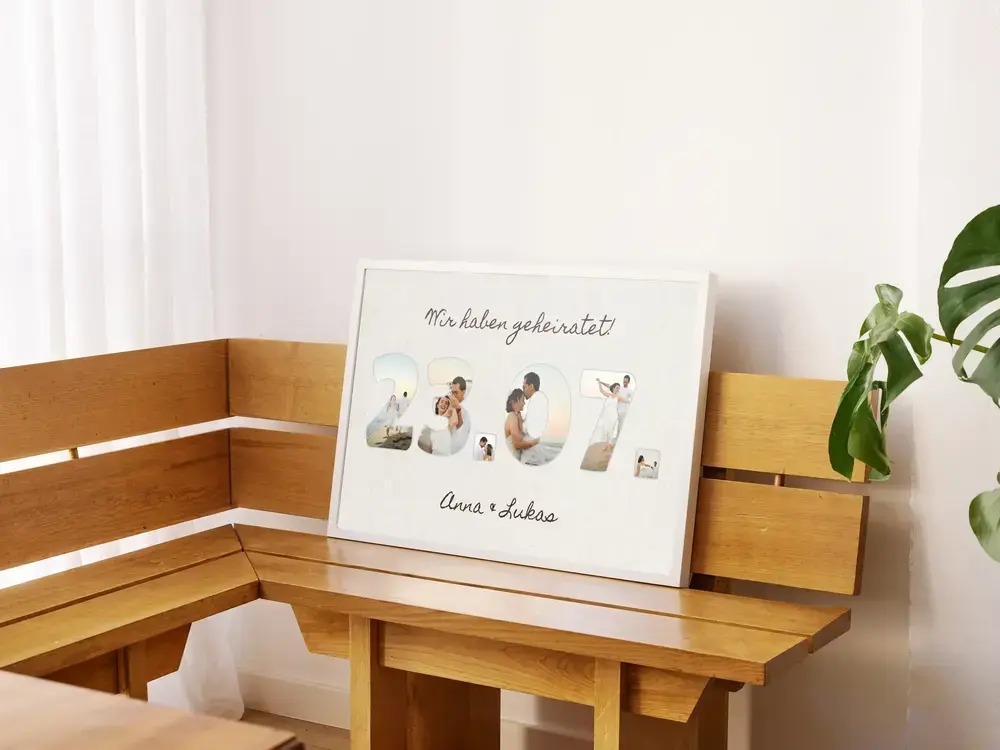Hochzeitsdatum aus Fotos mit Namen auf hellem Grund, weiß gerahmt auf einer Holzbank