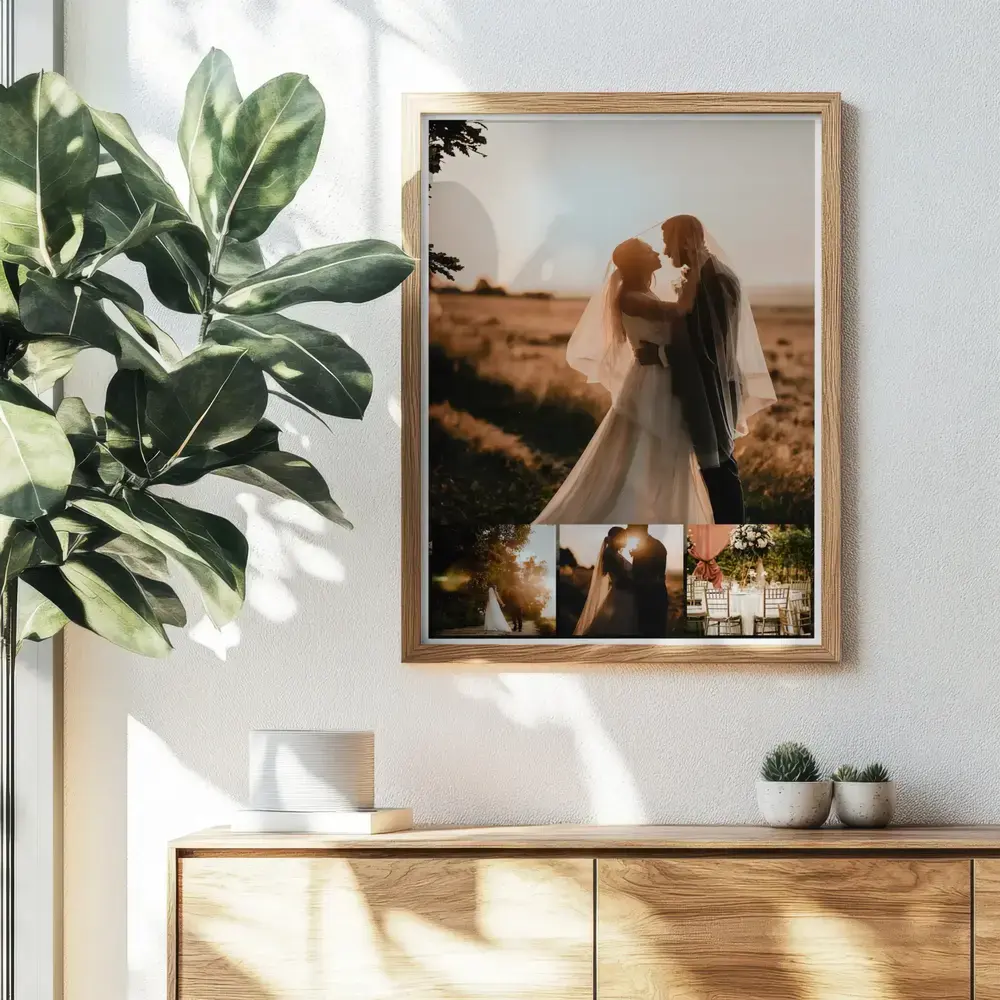 Personalisierte Hochzeitscollage im Naturholzrahmen über einer Kommode, eine Geschenkidee für das Brautpaar