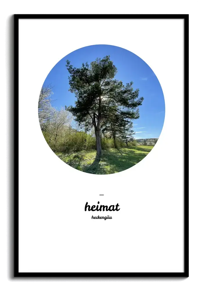 Heimat-Poster mit rundem Kieferfoto und individuellem Ortsnamen auf weißem Grund, im schwarzen Rahmen
